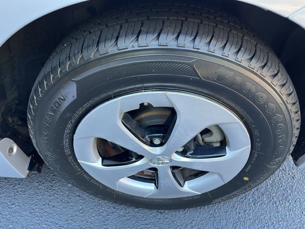 2013 Toyota Prius Image 25