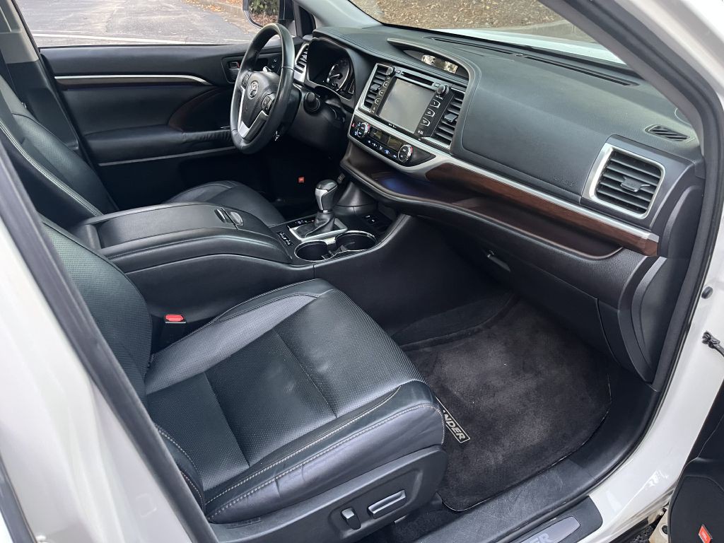 2015 Toyota Highlander Image 17