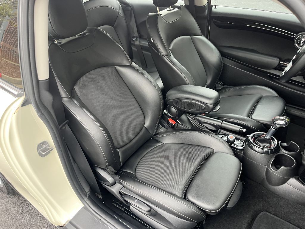 2014 MINI Cooper Image 15