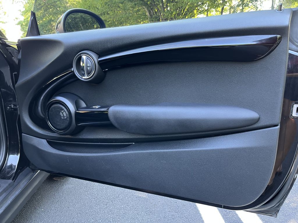2017 MINI Cooper Image 17