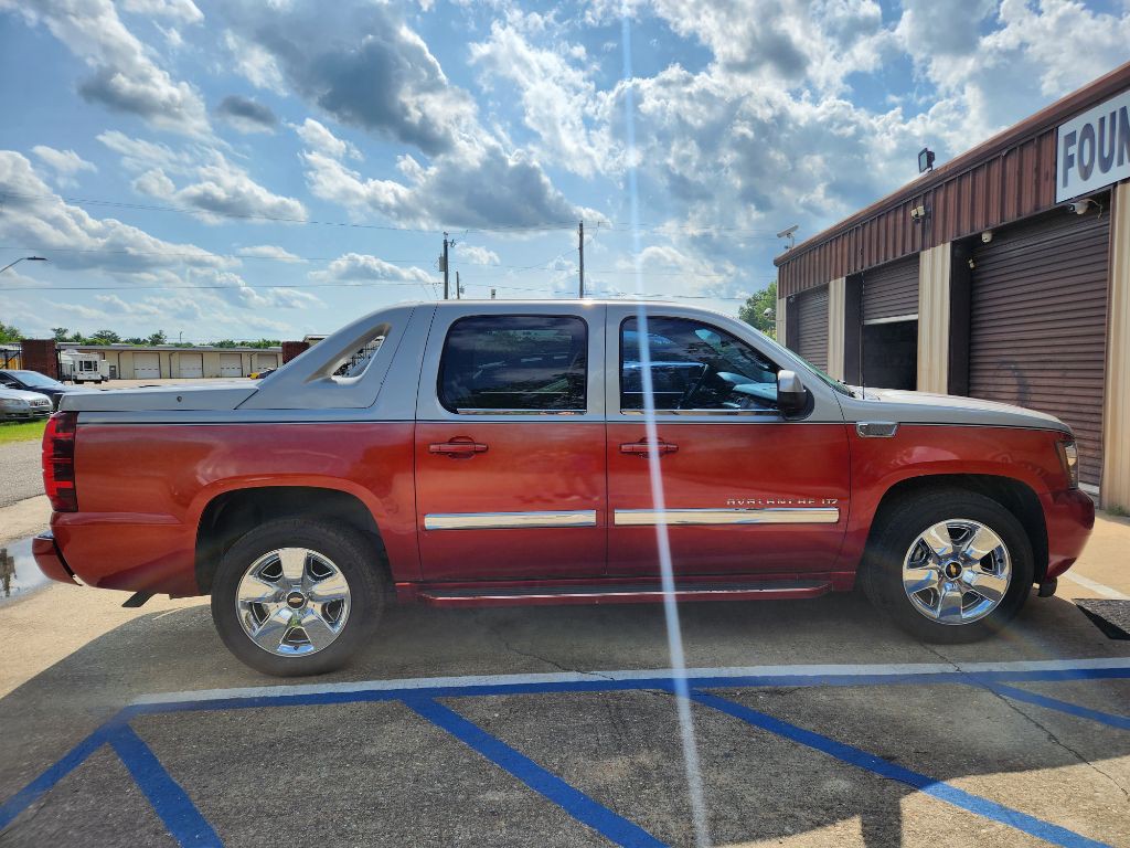 2007 Chevrolet Avalanche Image 2