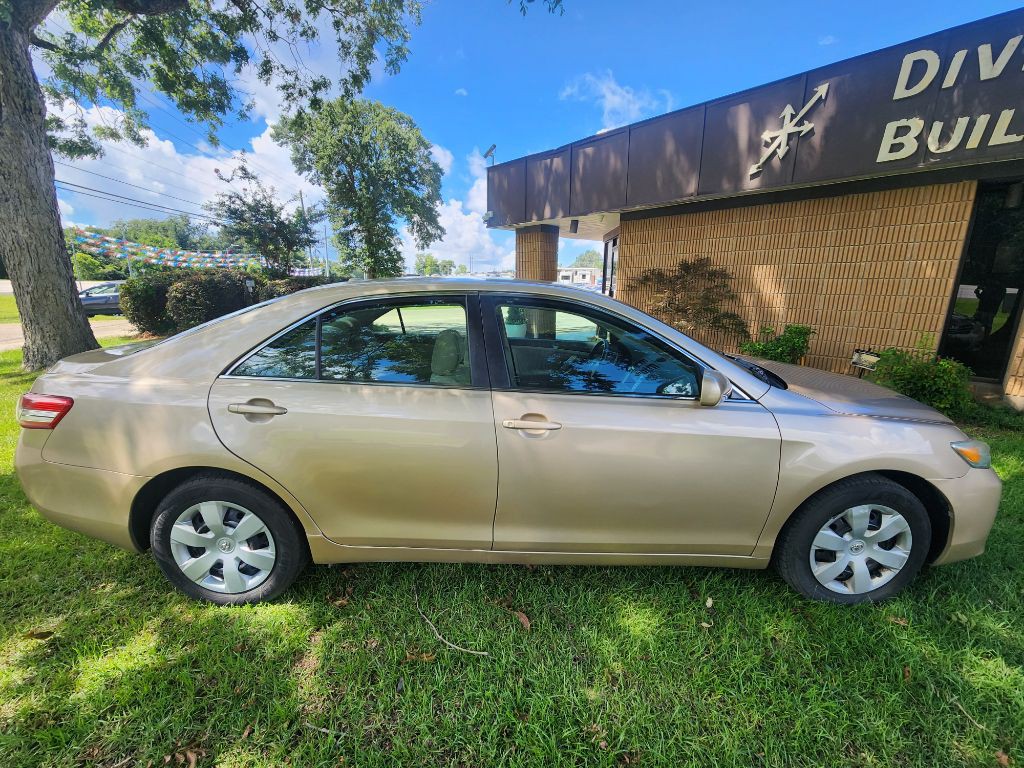 2011 Toyota Camry Image 2