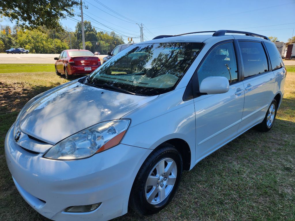 2008 Toyota Sienna Image 1