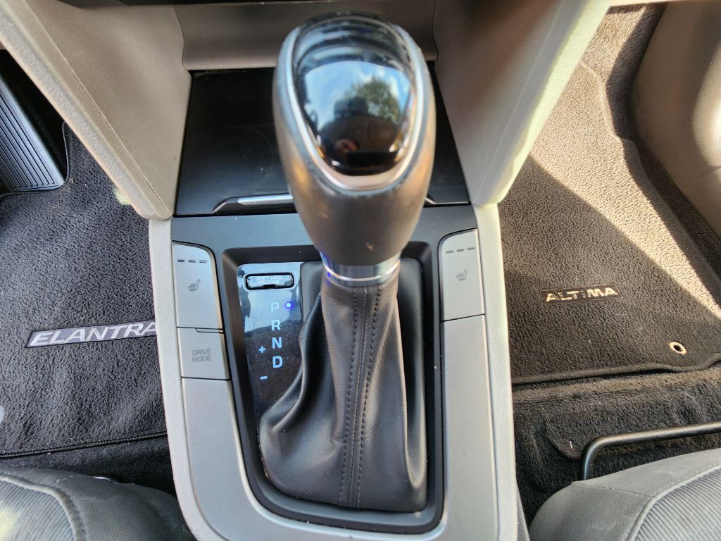 2017 Hyundai Elantra Image 12