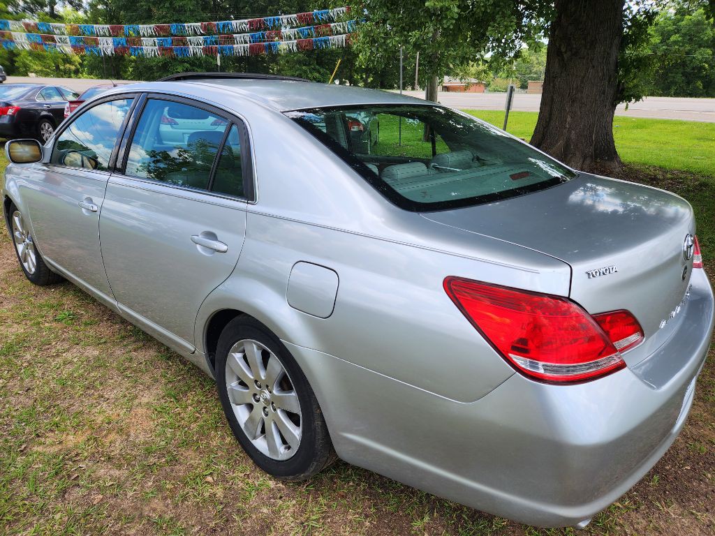 2005 Toyota Avalon Image 2
