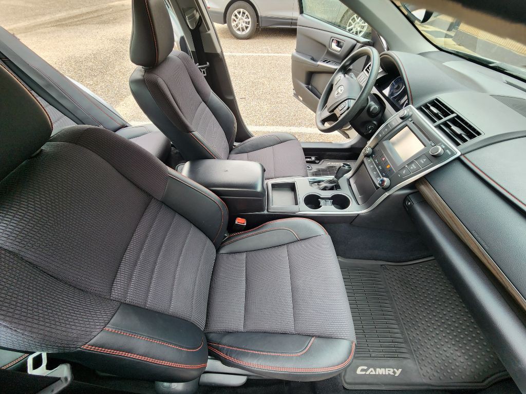 2016 Toyota Camry Image 10