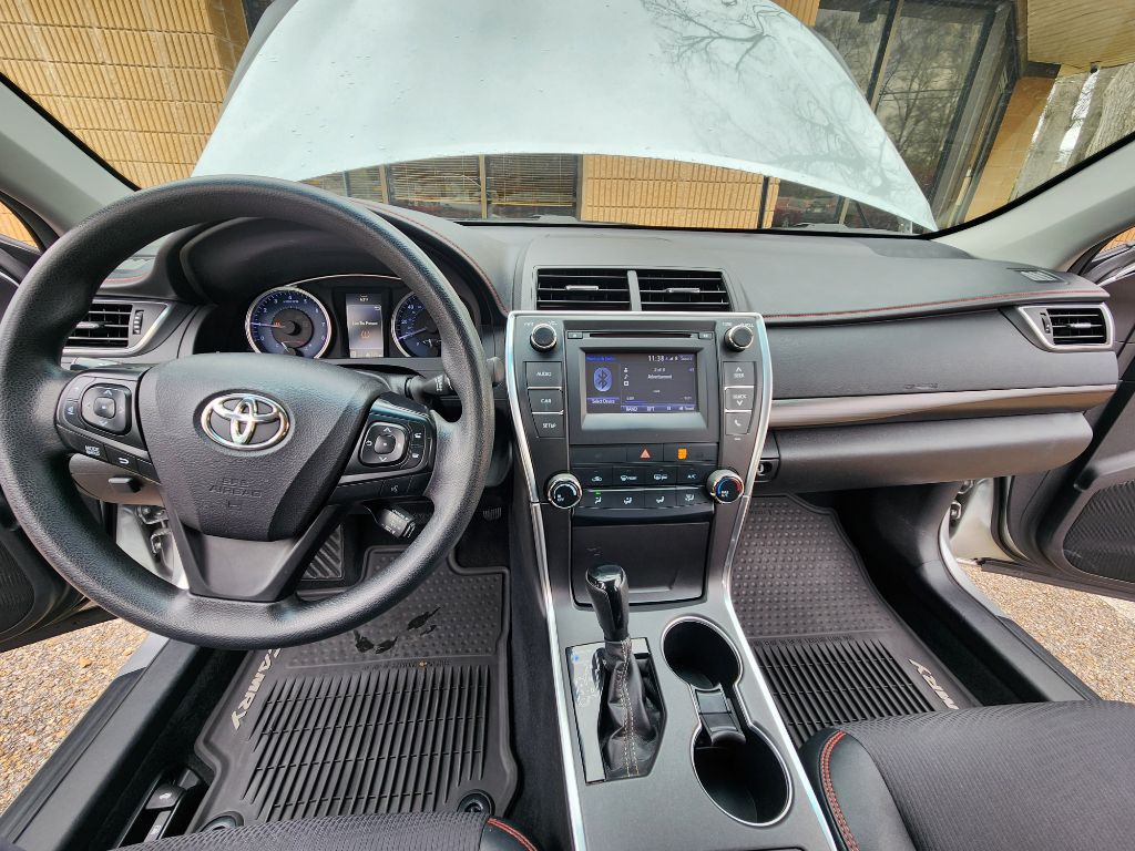 2016 Toyota Camry Image 13