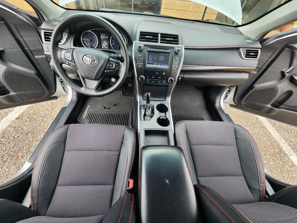2016 Toyota Camry Image 17