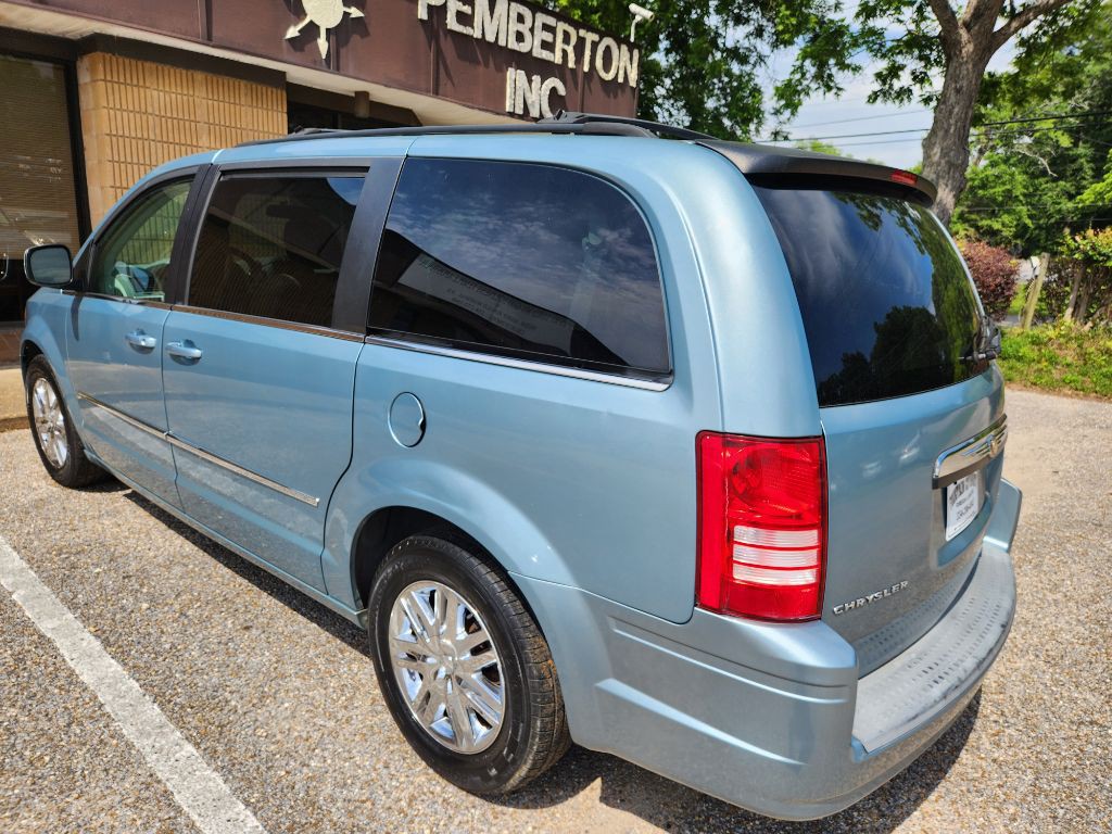 2009 Chrysler Town & Country Image 2