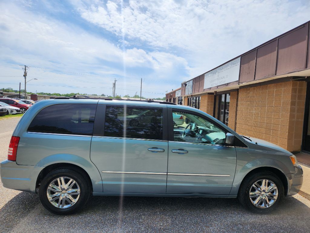 2009 Chrysler Town & Country Image 3