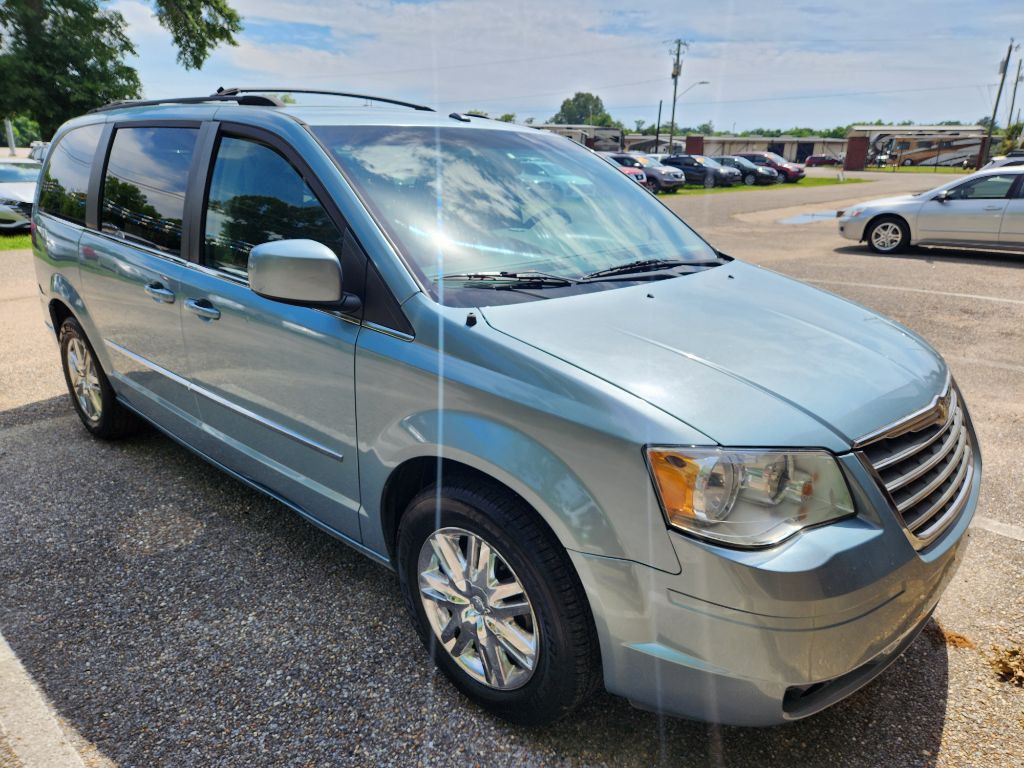 2009 Chrysler Town & Country Image 4