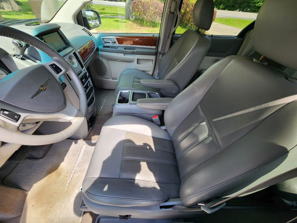 2009 Chrysler Town & Country Image 7