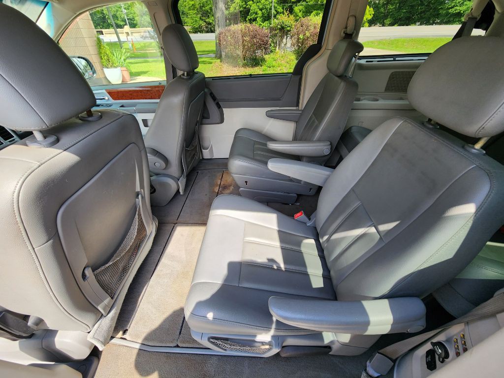 2009 Chrysler Town & Country Image 8