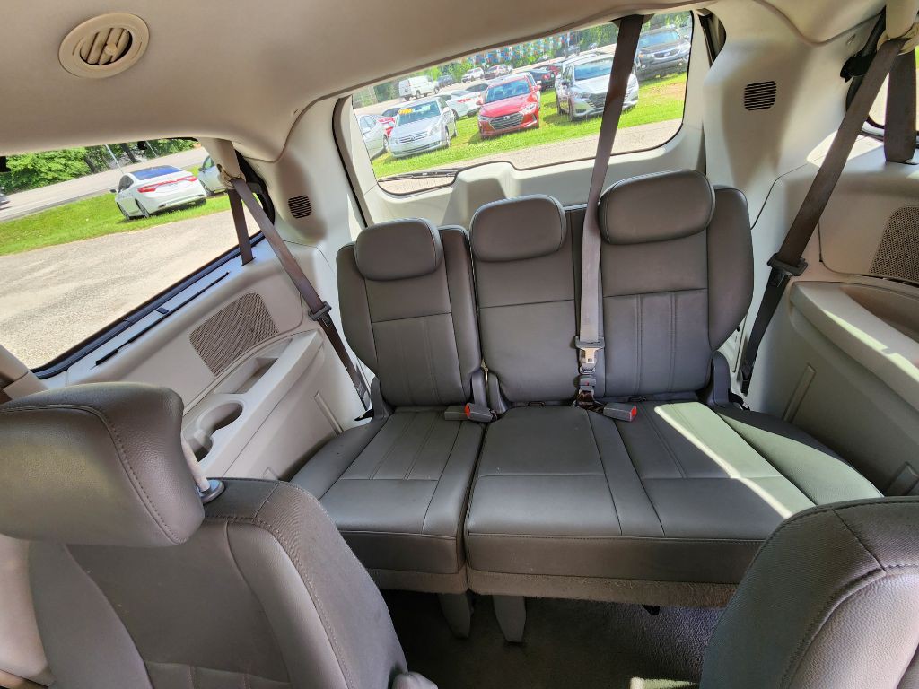 2009 Chrysler Town & Country Image 9