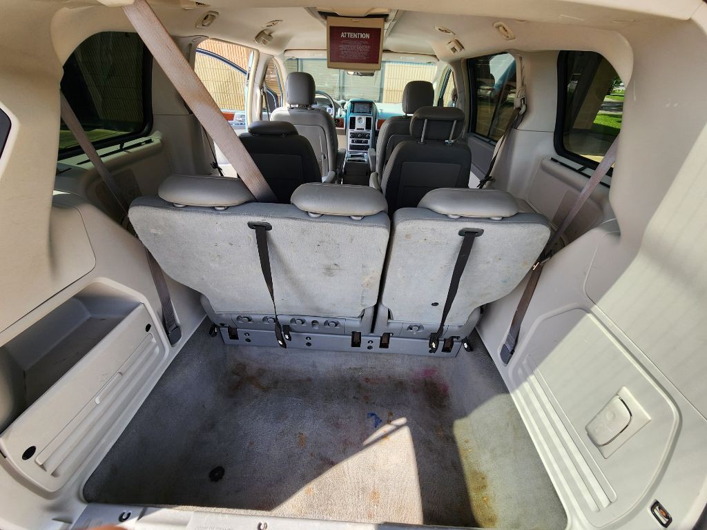 2009 Chrysler Town & Country Image 10