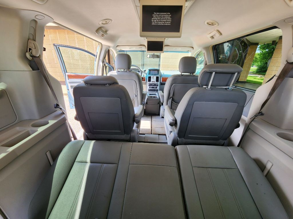 2009 Chrysler Town & Country Image 11