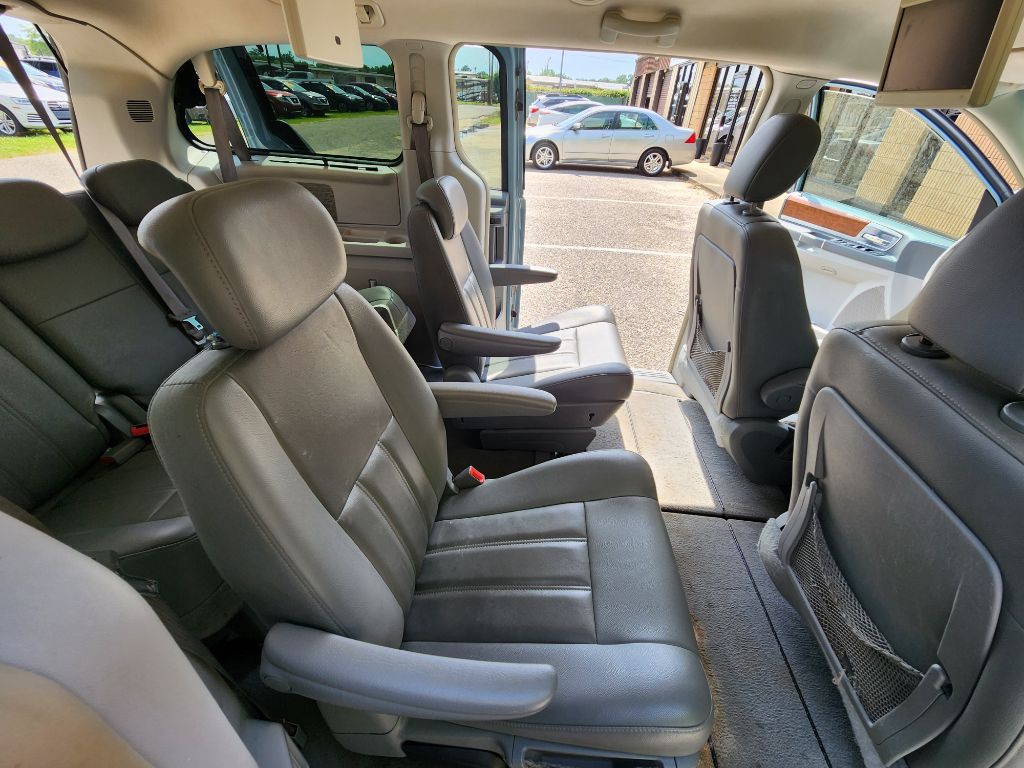 2009 Chrysler Town & Country Image 12