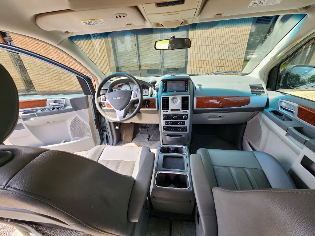 2009 Chrysler Town & Country Image 13