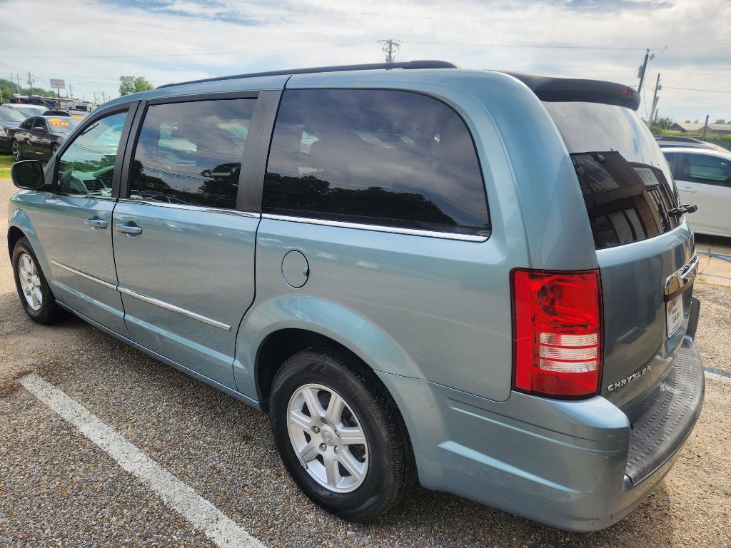 2010 Chrysler Town & Country Image 2