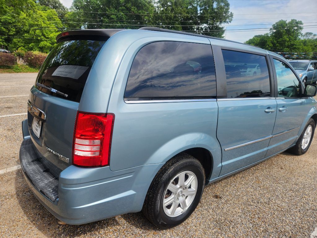 2010 Chrysler Town & Country Image 3