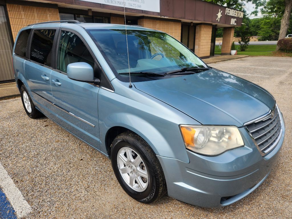 2010 Chrysler Town & Country Image 4