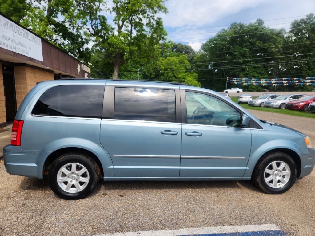 2010 Chrysler Town & Country Image 5
