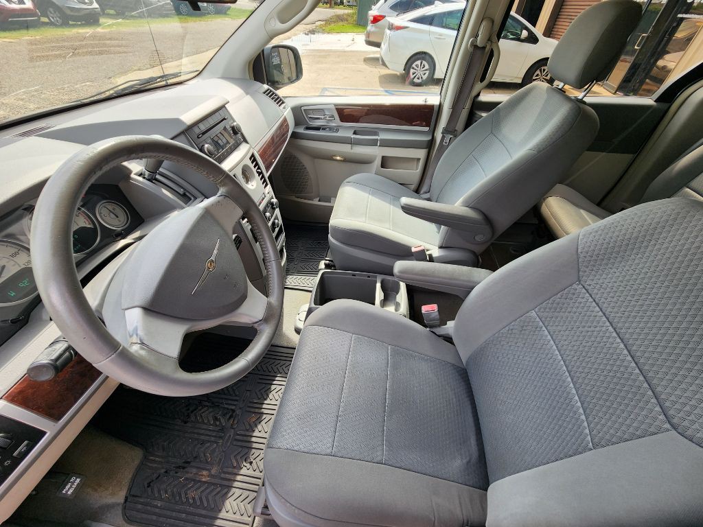 2010 Chrysler Town & Country Image 6