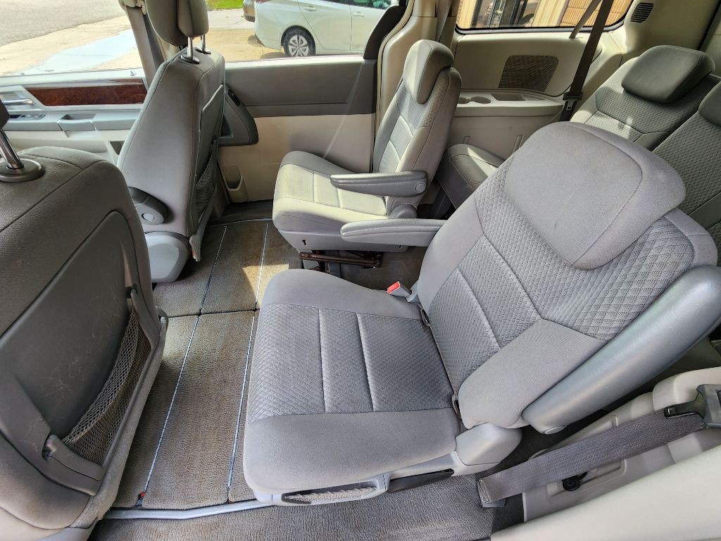 2010 Chrysler Town & Country Image 7