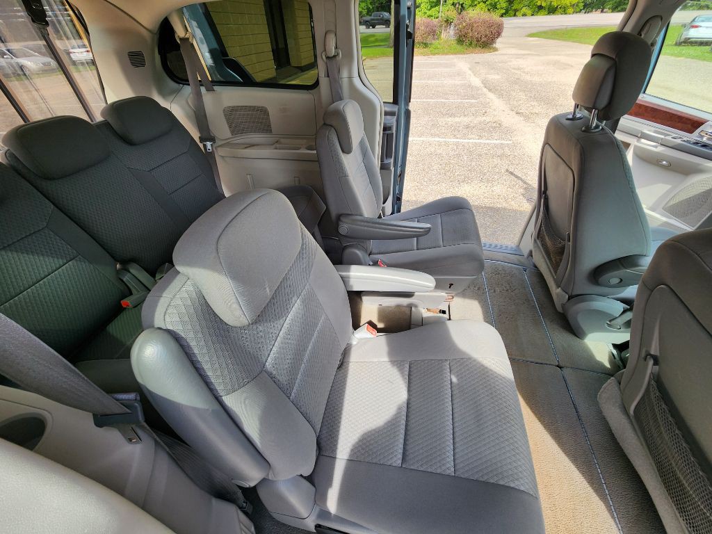 2010 Chrysler Town & Country Image 8