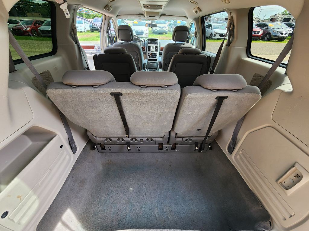 2010 Chrysler Town & Country Image 9