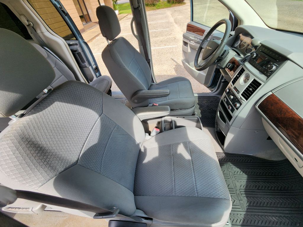 2010 Chrysler Town & Country Image 10