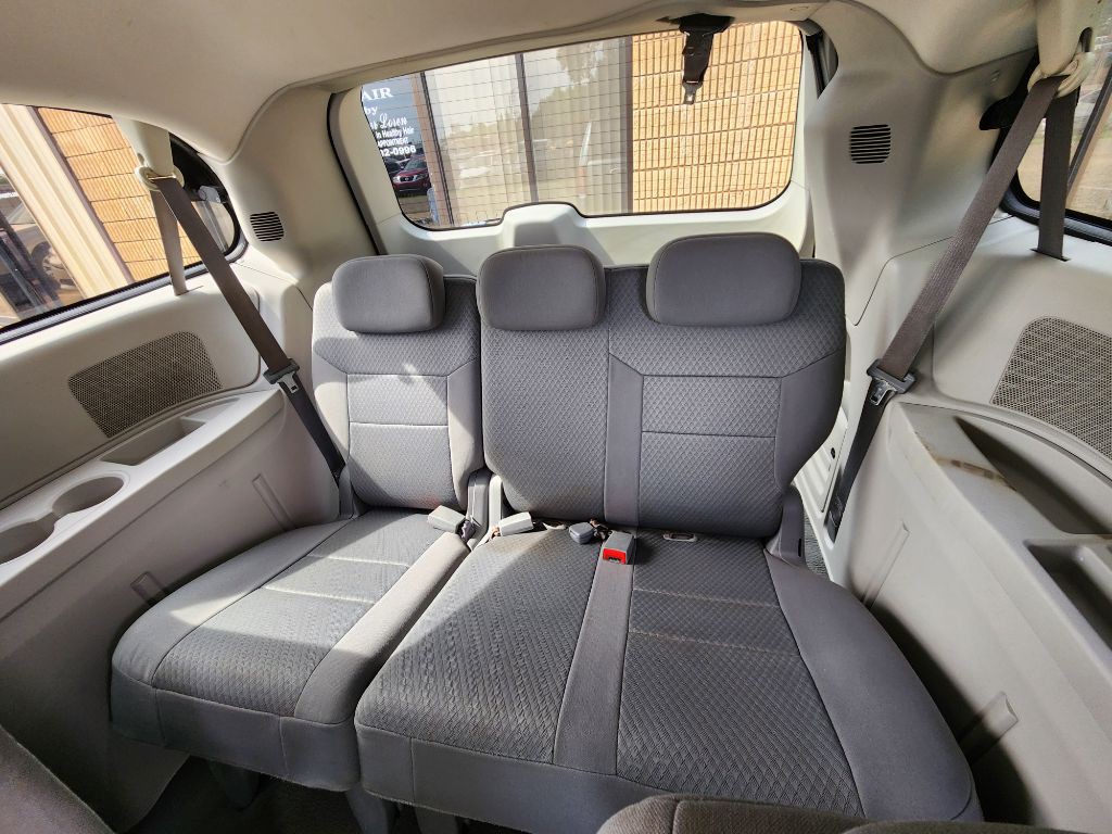 2010 Chrysler Town & Country Image 11