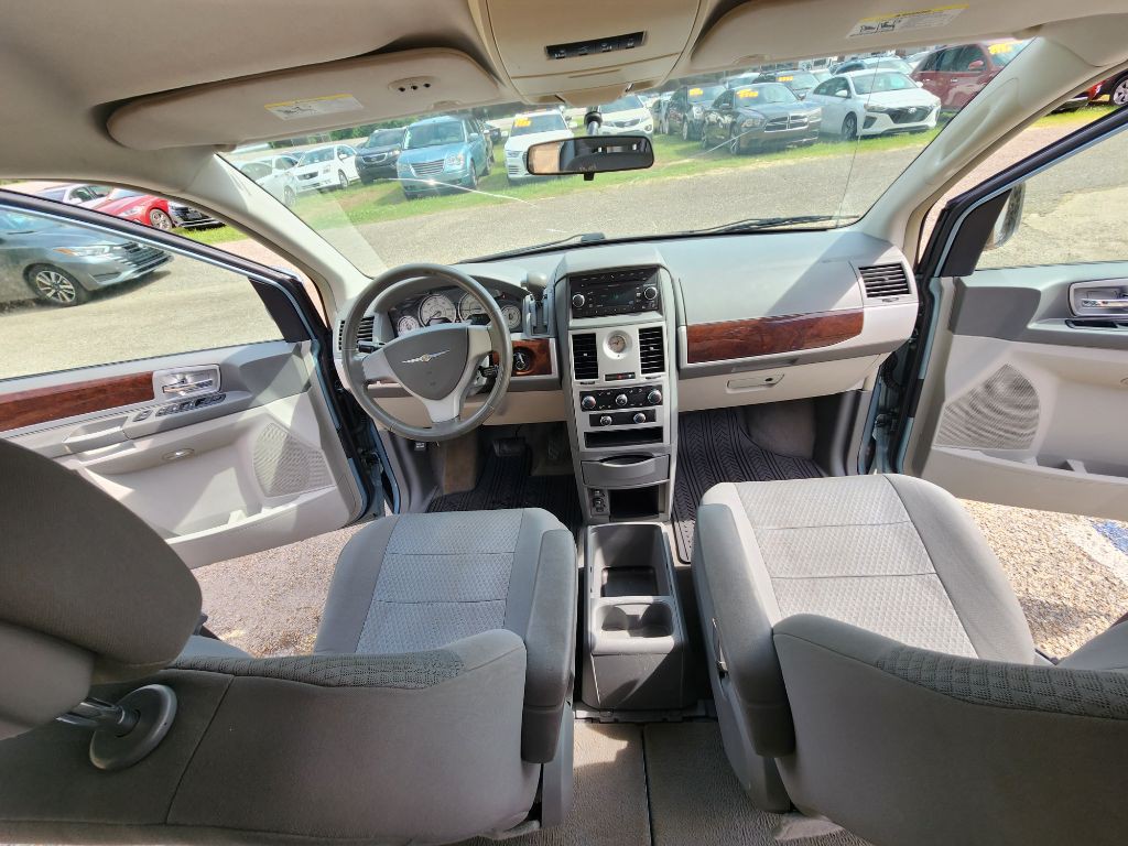 2010 Chrysler Town & Country Image 12