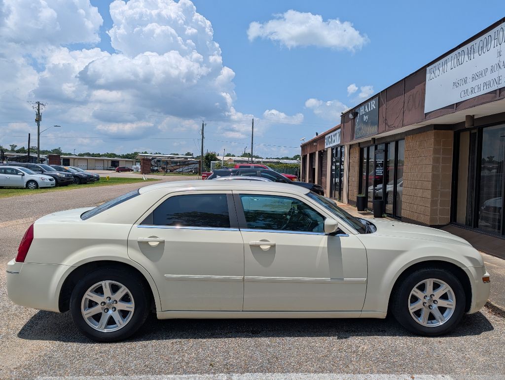 2006 Chrysler 300 Image 2