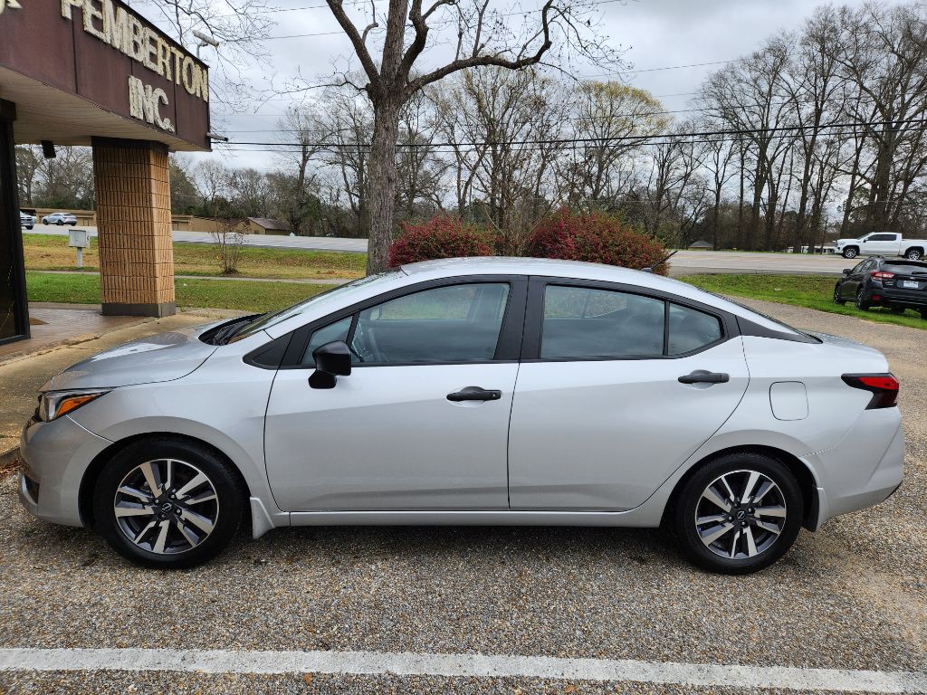 2023 Nissan Versa Image 6
