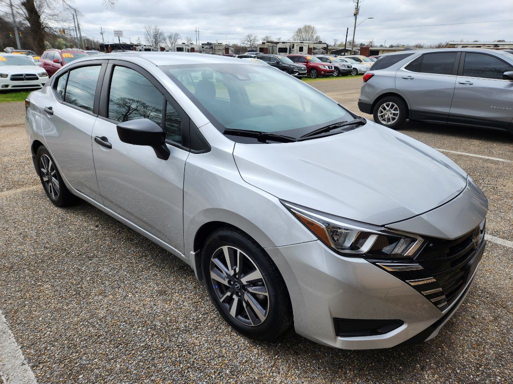 2023 Nissan Versa Image 2