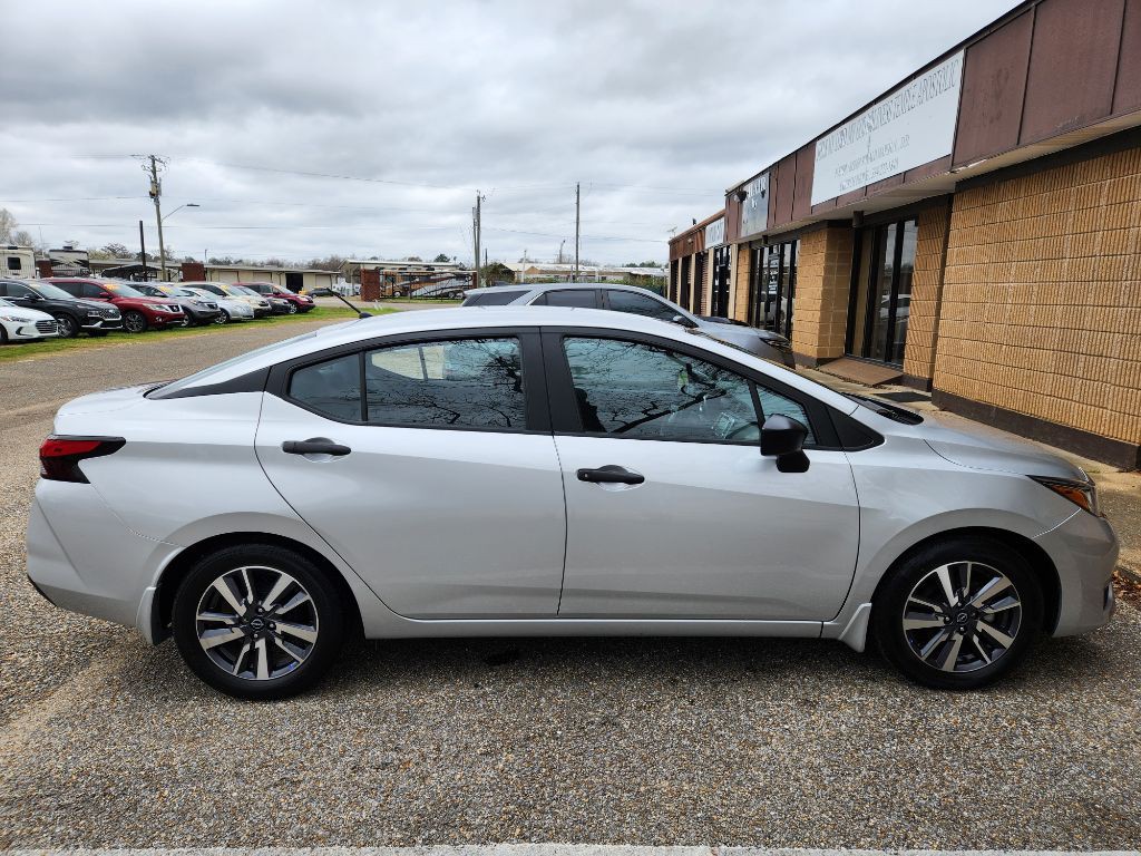 2023 Nissan Versa Image 3