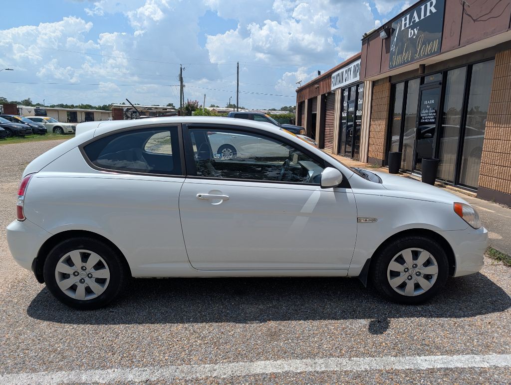 2011 Hyundai Accent Image 2