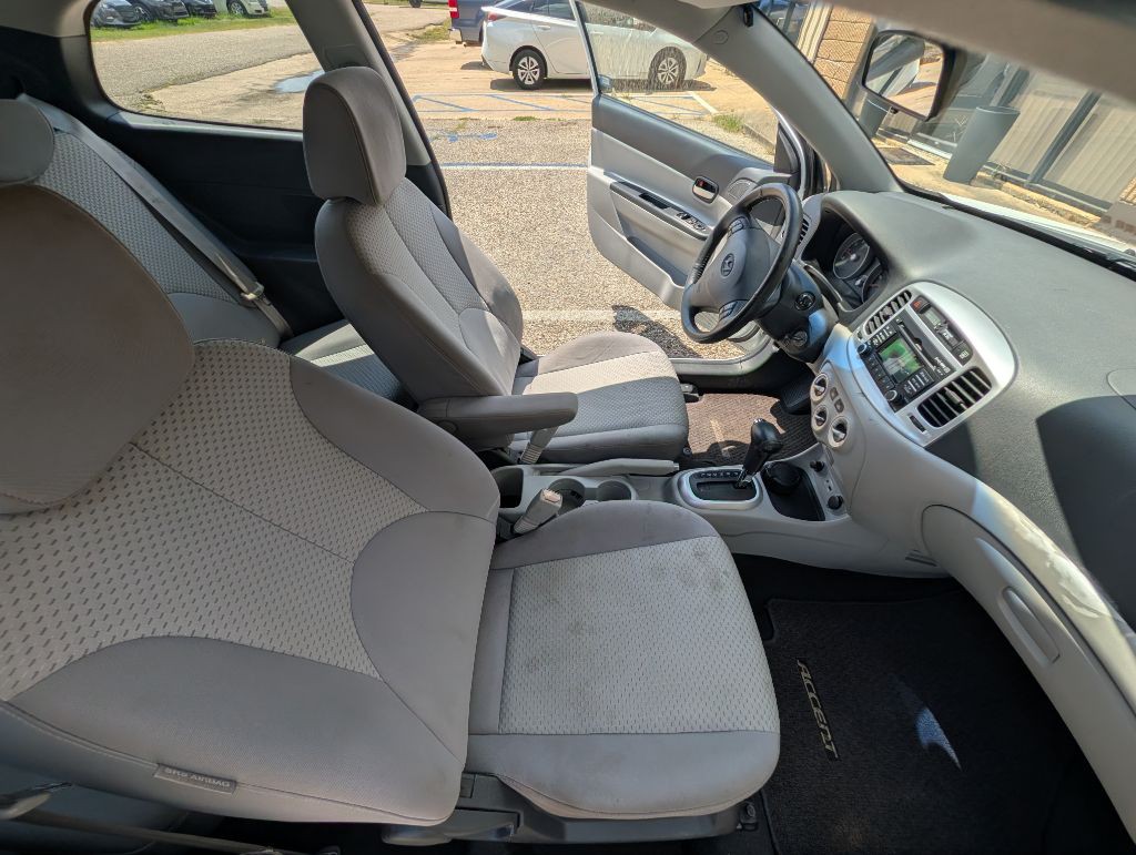 2011 Hyundai Accent Image 8