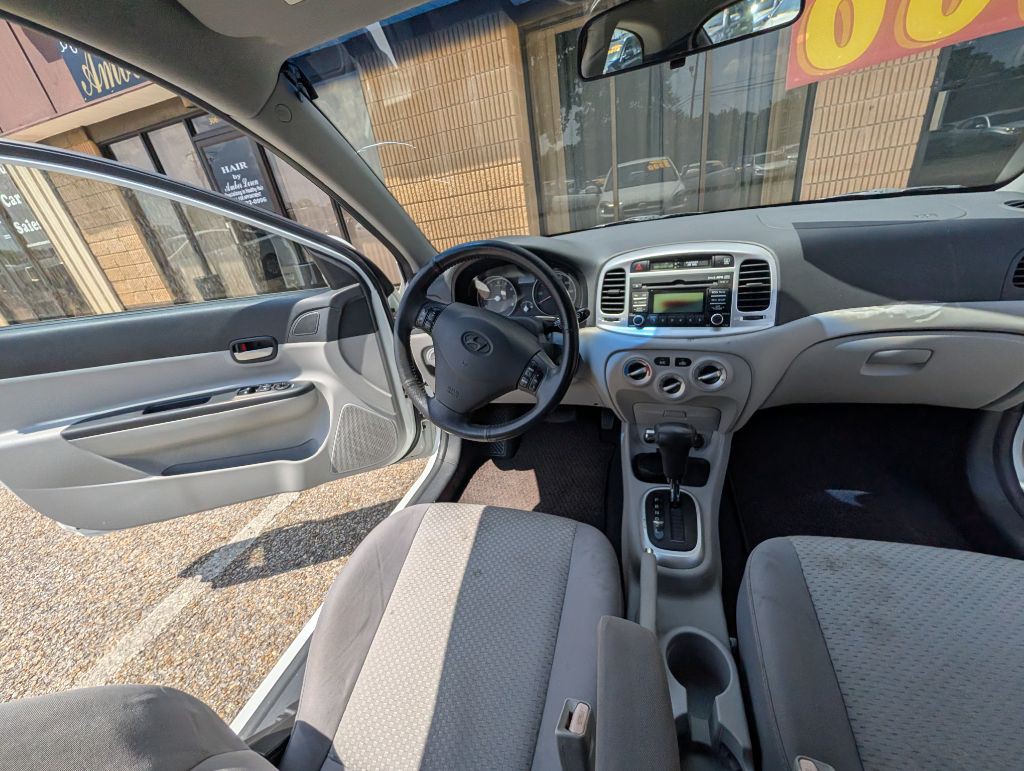 2011 Hyundai Accent Image 9