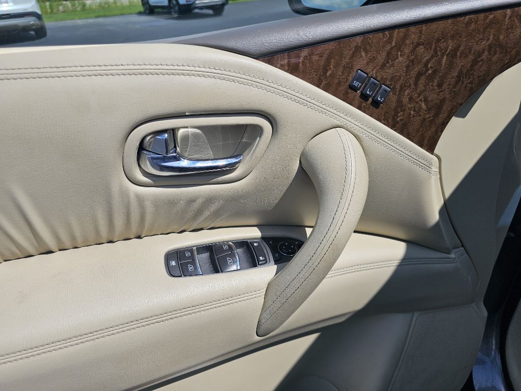 2017 INFINITI QX80 Image 9