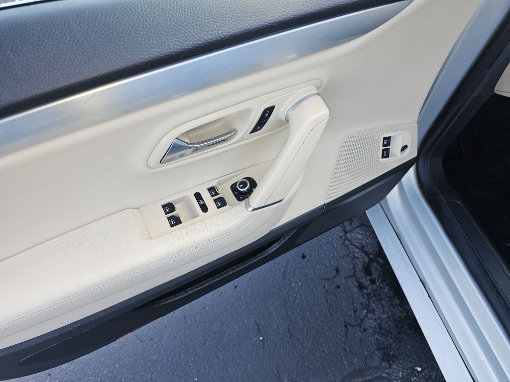 2010 Volkswagen CC Image 8