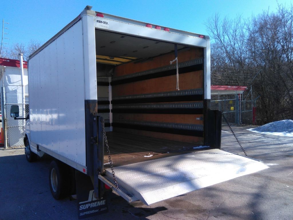 2007 Chevrolet Express Image 3