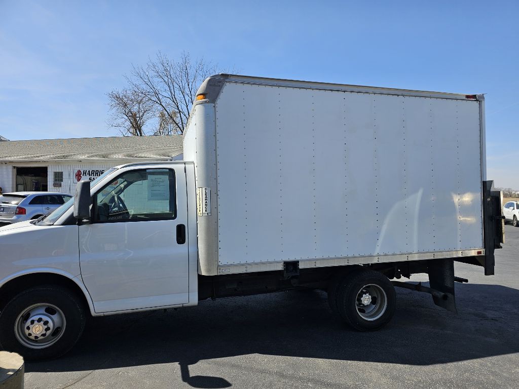 2007 Chevrolet Express Image 2