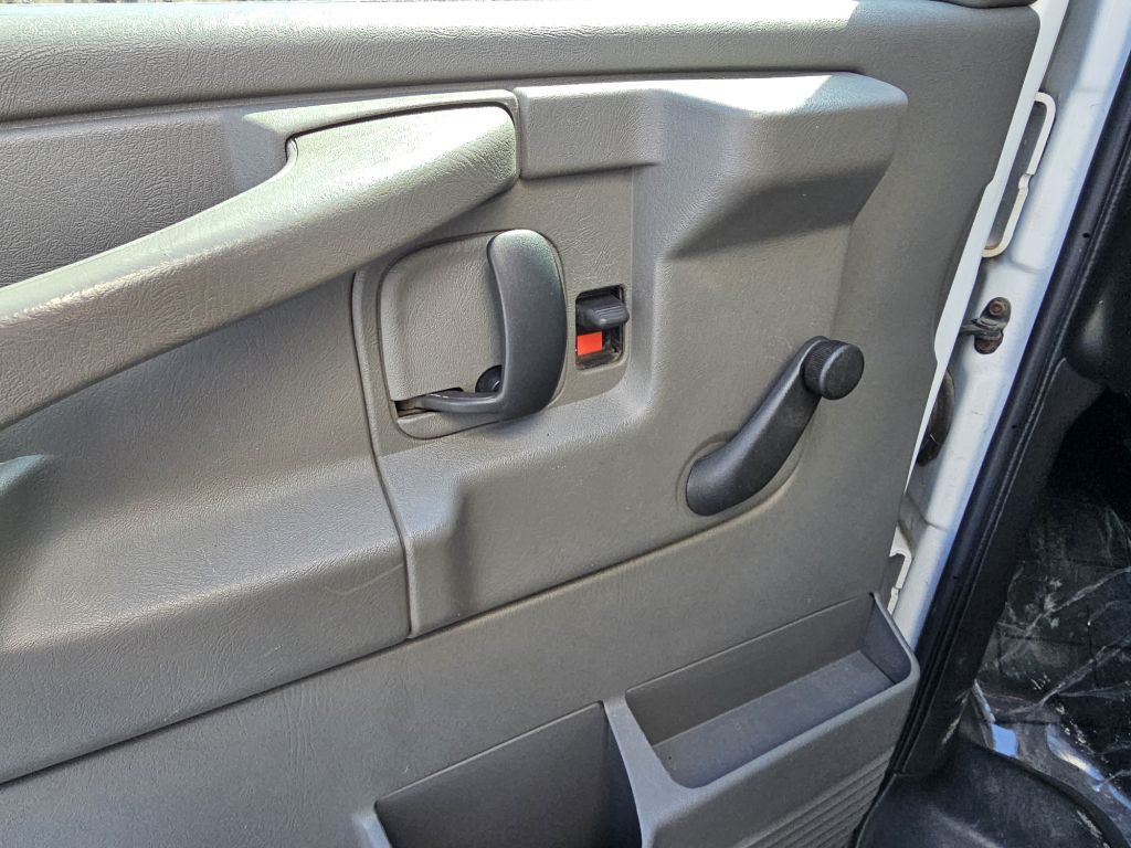 2007 Chevrolet Express Image 13