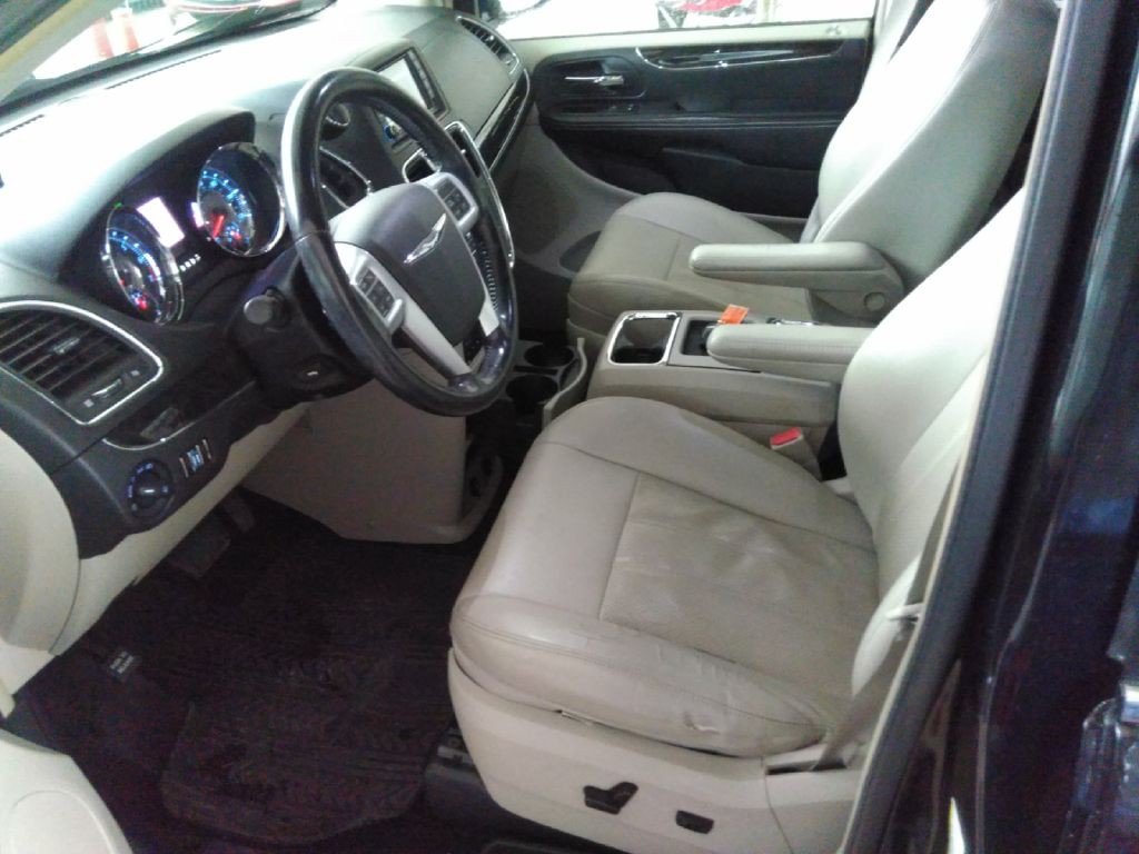 2012 Chrysler Town & Country Image 3