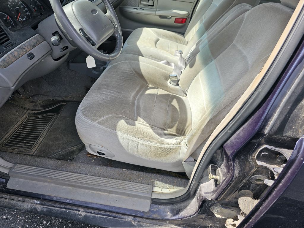 1999 Ford Crown Victoria Image 10