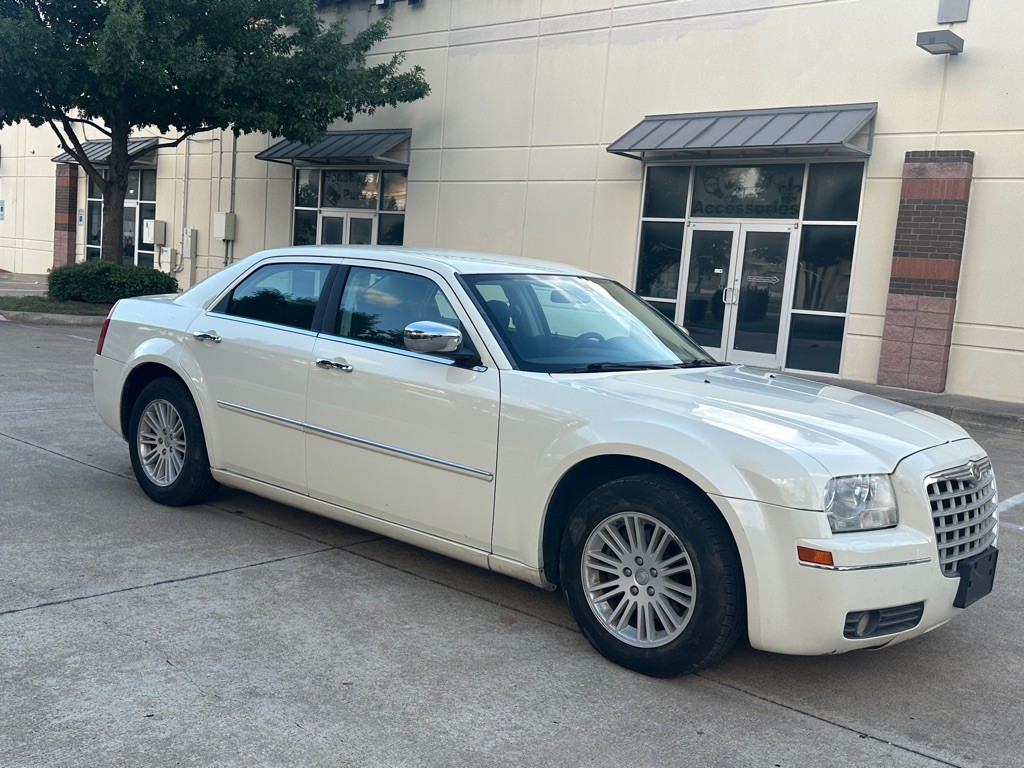 2010 Chrysler 300 Image 2