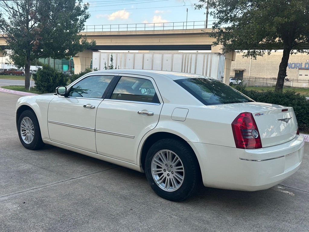 2010 Chrysler 300 Image 4