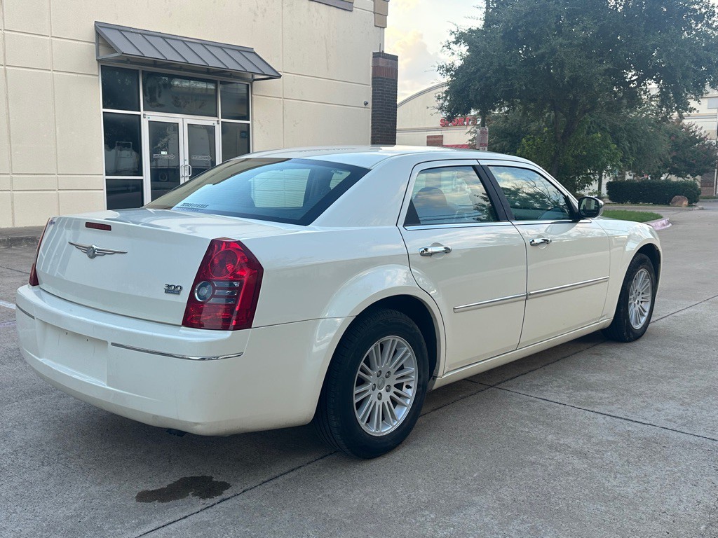 2010 Chrysler 300 Image 5